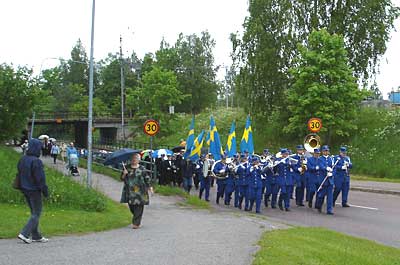 Kolbäcks musikkår leder paraden